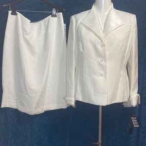 Le Suit 2 piece suit.  Size 16. NWT